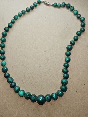 Vintage Graduated beaded necklace featuring banded green malachite stones